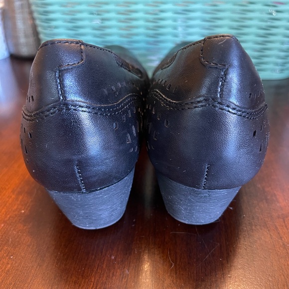 Rockport Women's Cobb Hill Judson Perforated Bordeaux Leather Wedge Pumps - Picture 7 of 9